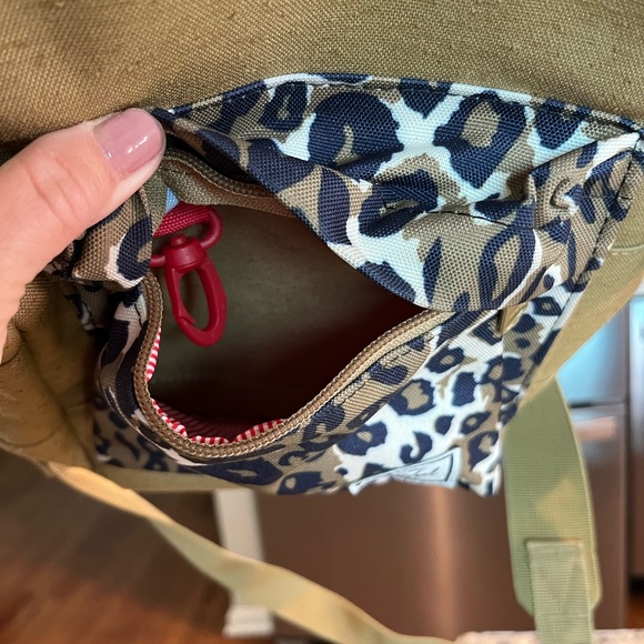 Herschel canvas one shoulder back pack crossbody tan/leopard excellent condition - Picture 3 of 7